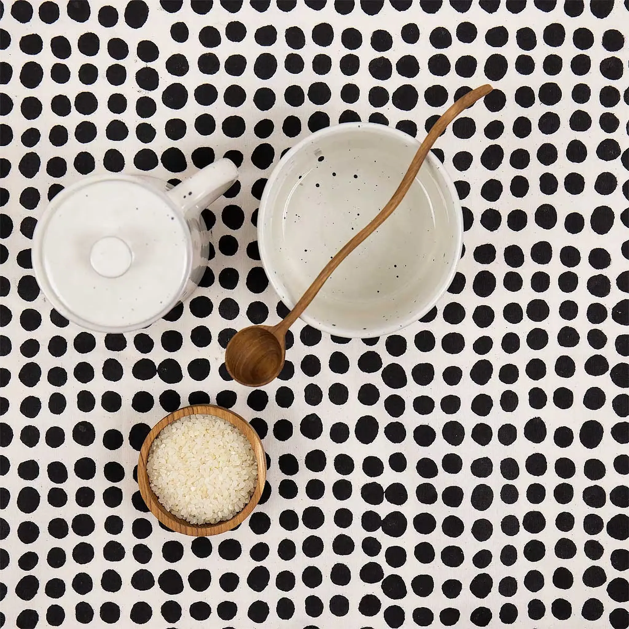 A World of Craft Dots duk 140x260 cm hvit/svart