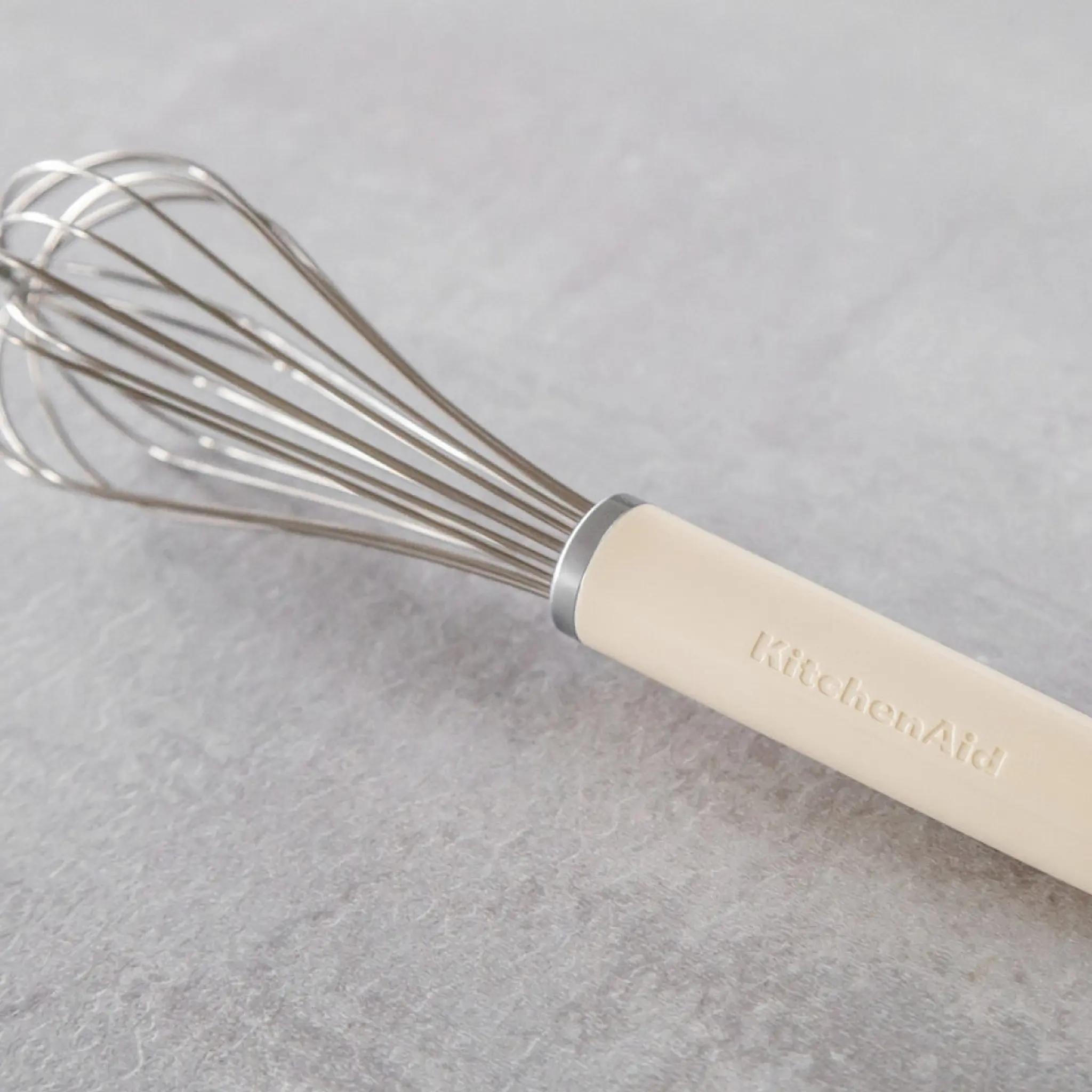 KitchenAid Core ballongvisp rustfritt stål 27,5 cm almond cream hover