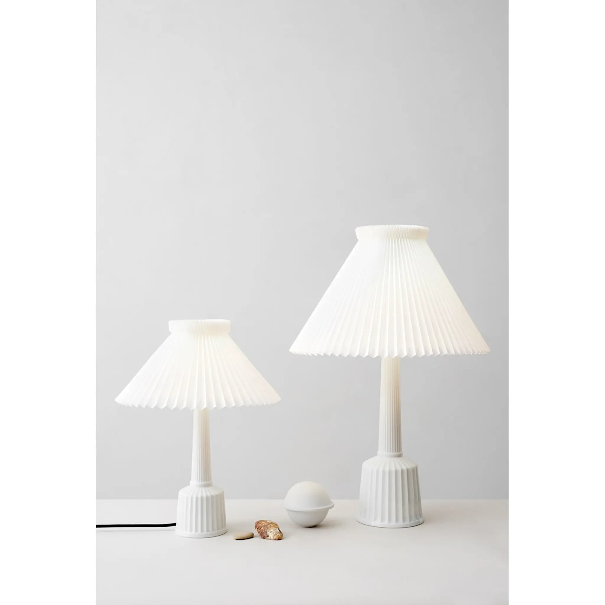 Lyngby Porcelæn Esben Klint Valaisin EU-pistoke 44 cm Valkoinen