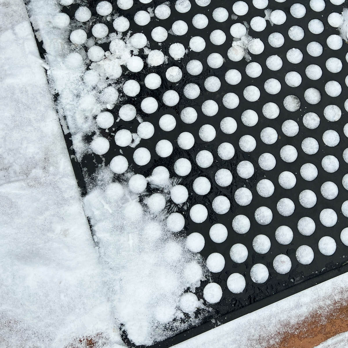 Tica Copenhagen Dot dørmatte gummi 90x60 cm svart