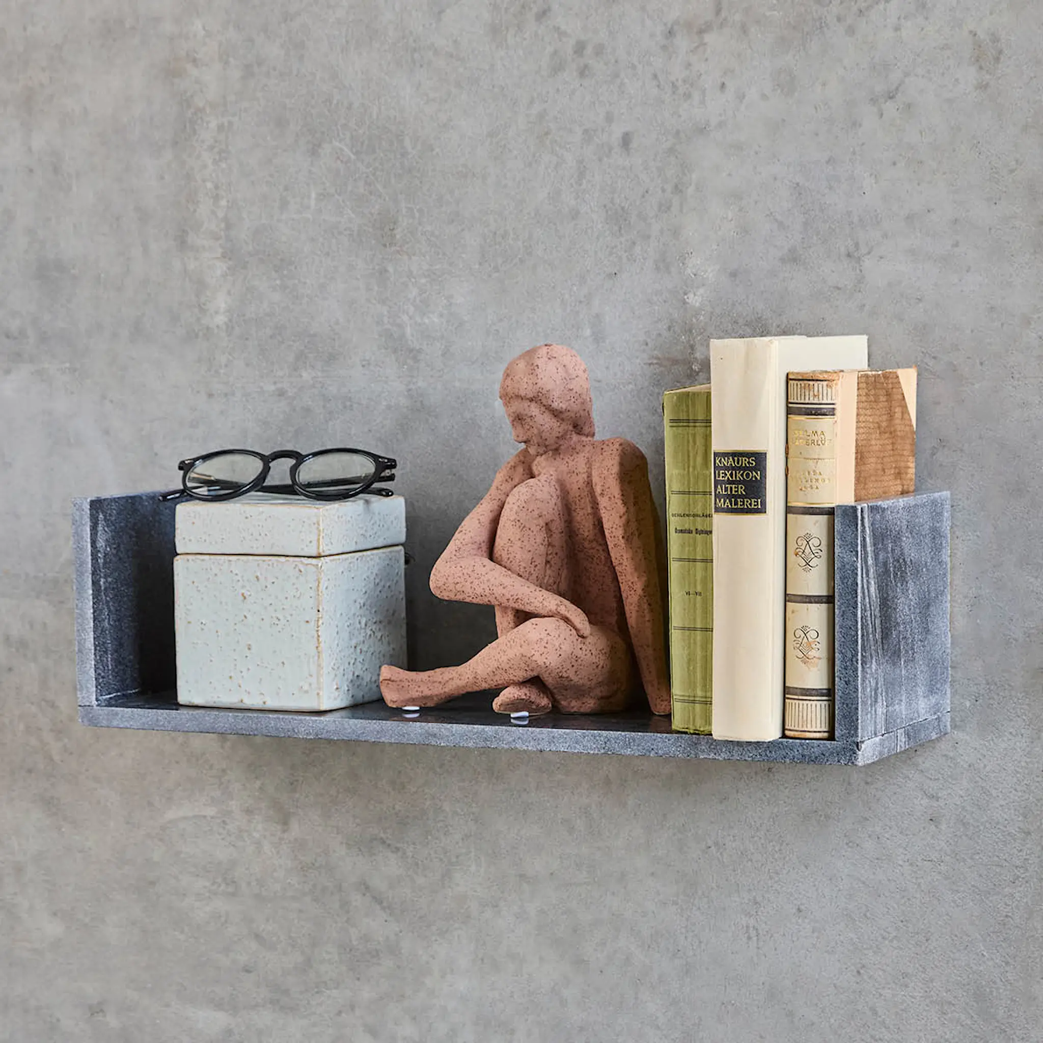 House Doctor Marr vägghylla i marmor 50 cm svart marmor