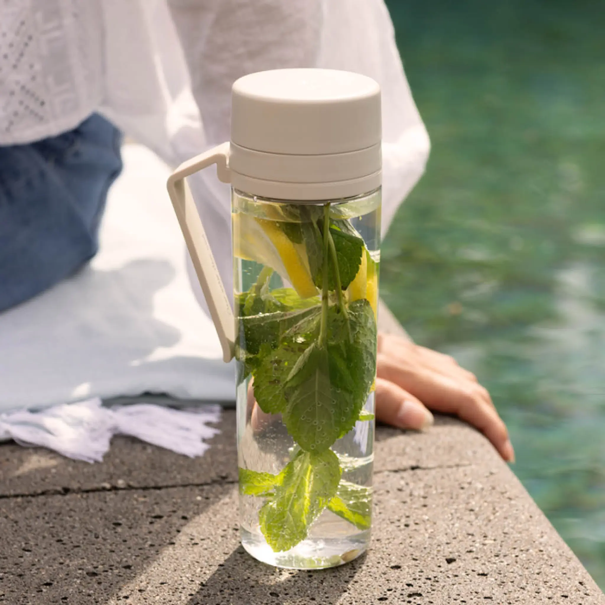 Brabantia Make & Take Vesipullo siivilällä 0,5 L Soft Beige