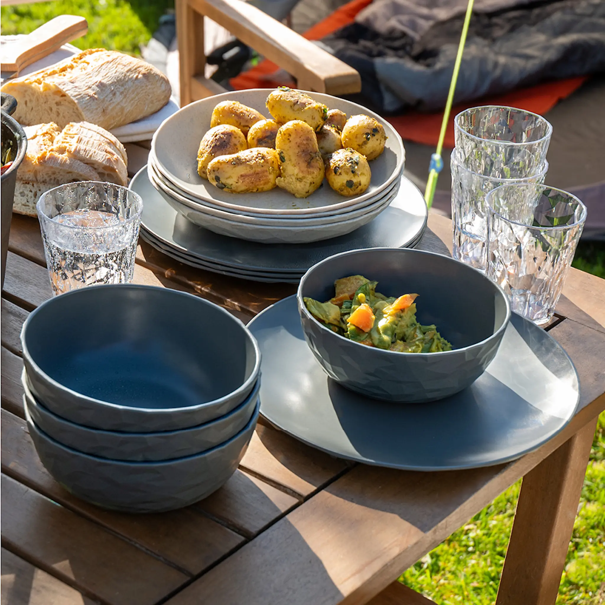 Koziol Club Göteborg servisset 16 delar biocirkulär termoplast mörkgrå/beige