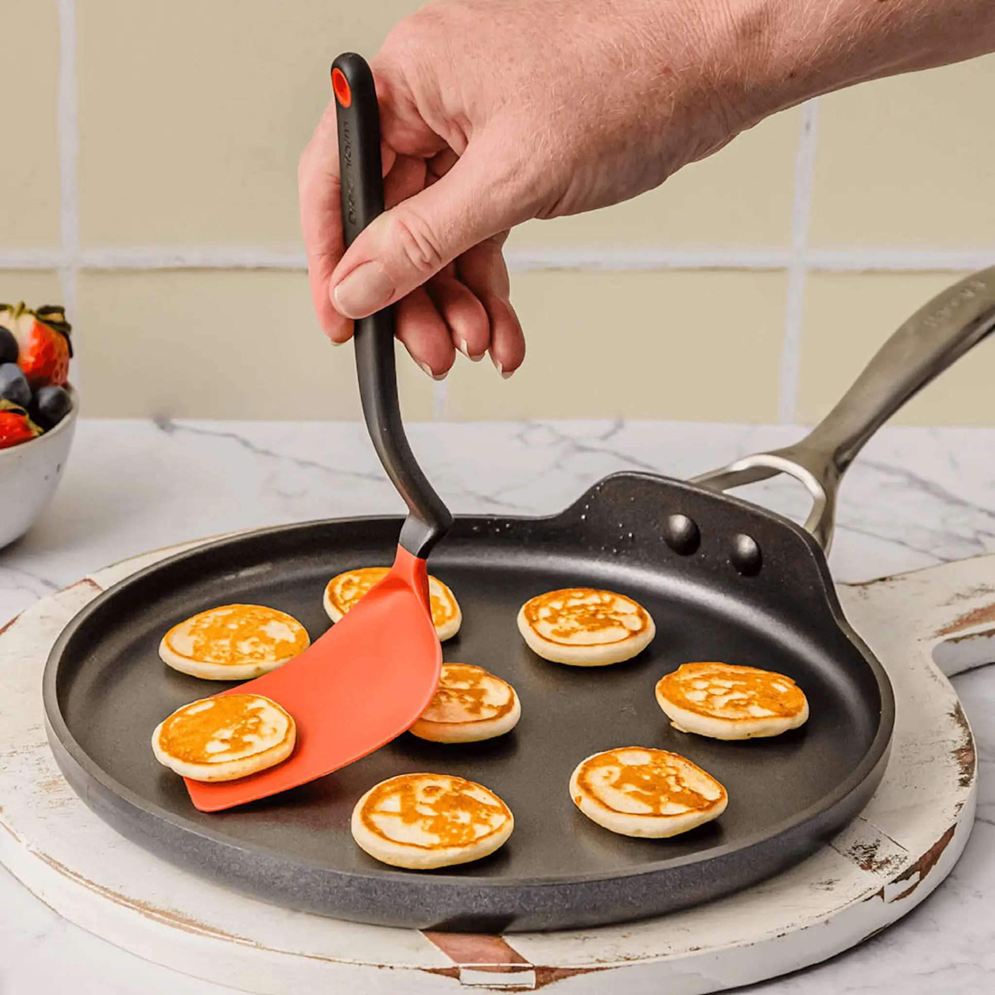 Dreamfarm Stekspade med vinklat skaft flexibel liten 24,6 cm röd