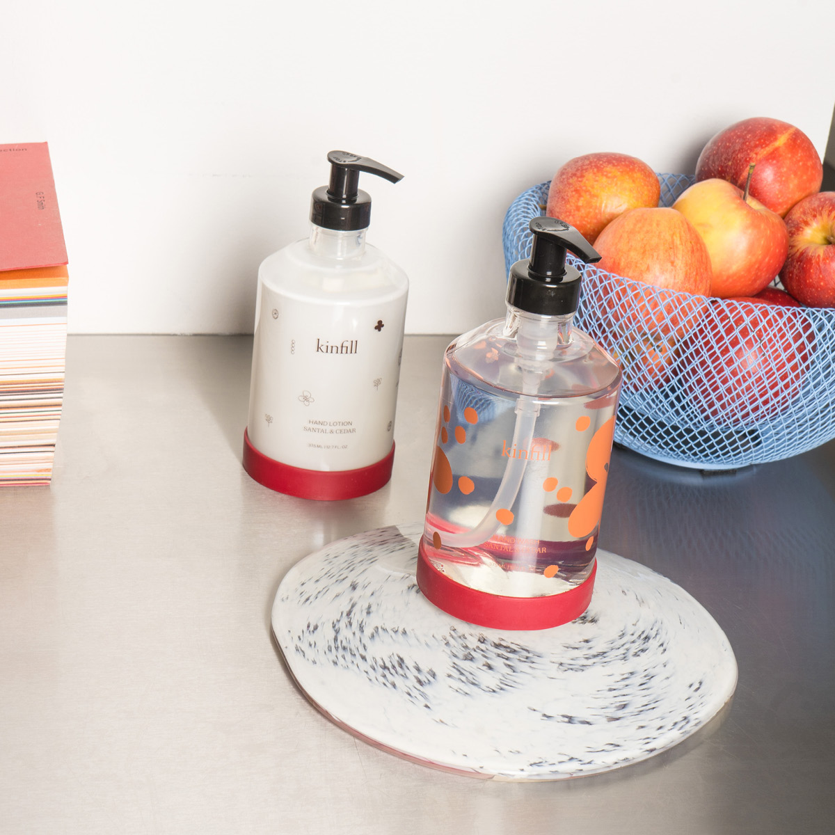 Kinfill Handkräm med glasdispenser 375 ml santal & cedar