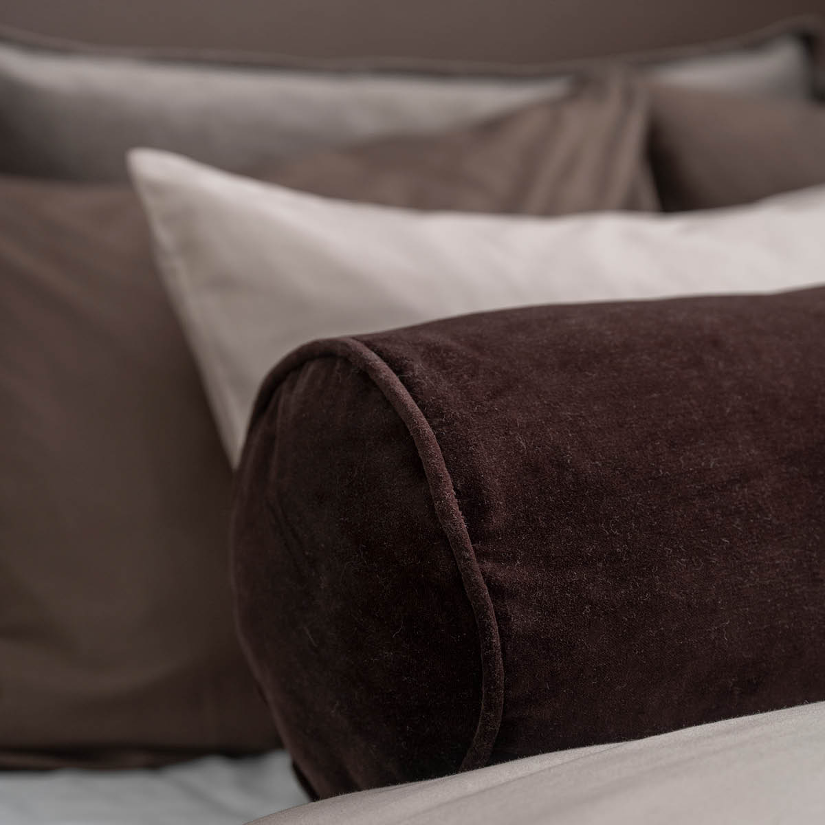 Fanni K Bolster kudde sammet 55x20 cm espresso
