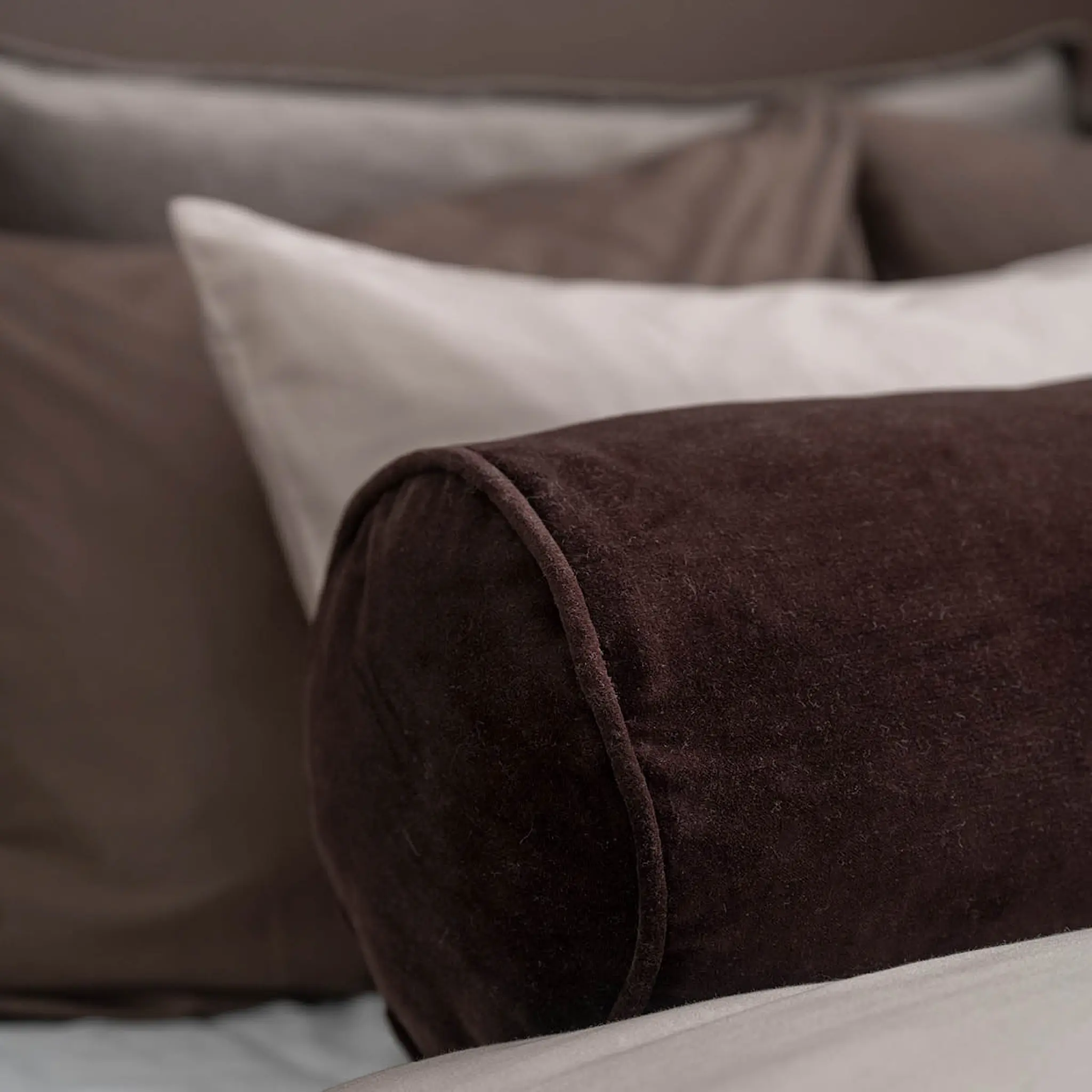 Fanni K Bolster kudde sammet 55x20 cm espresso