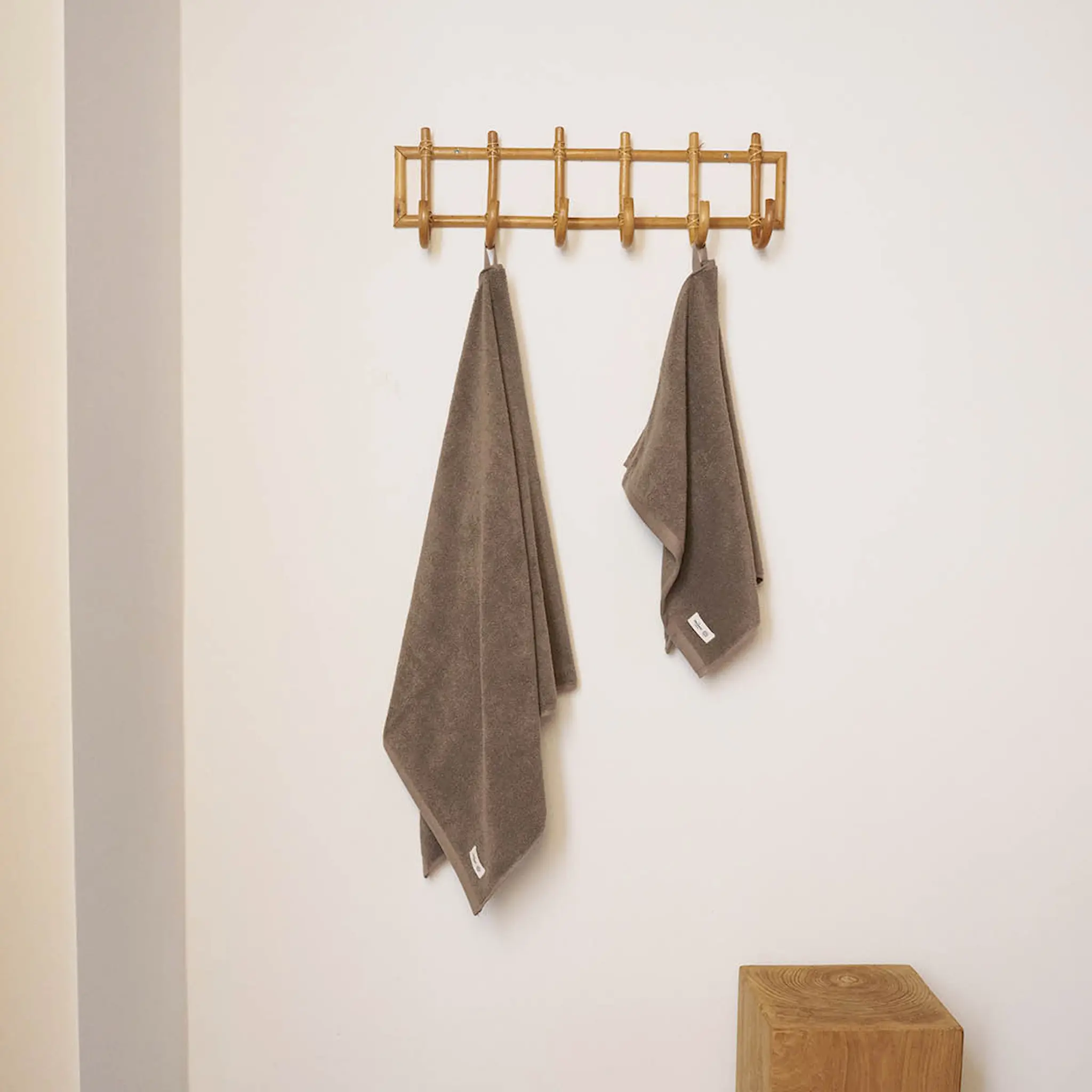 The Organic Company MILD lahjasetti, jossa pyyhe ja kylpypyyhe clay