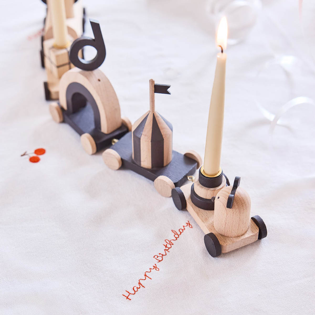 OYOY Otti Syntymäpäiväjuna 44 cm Koivu