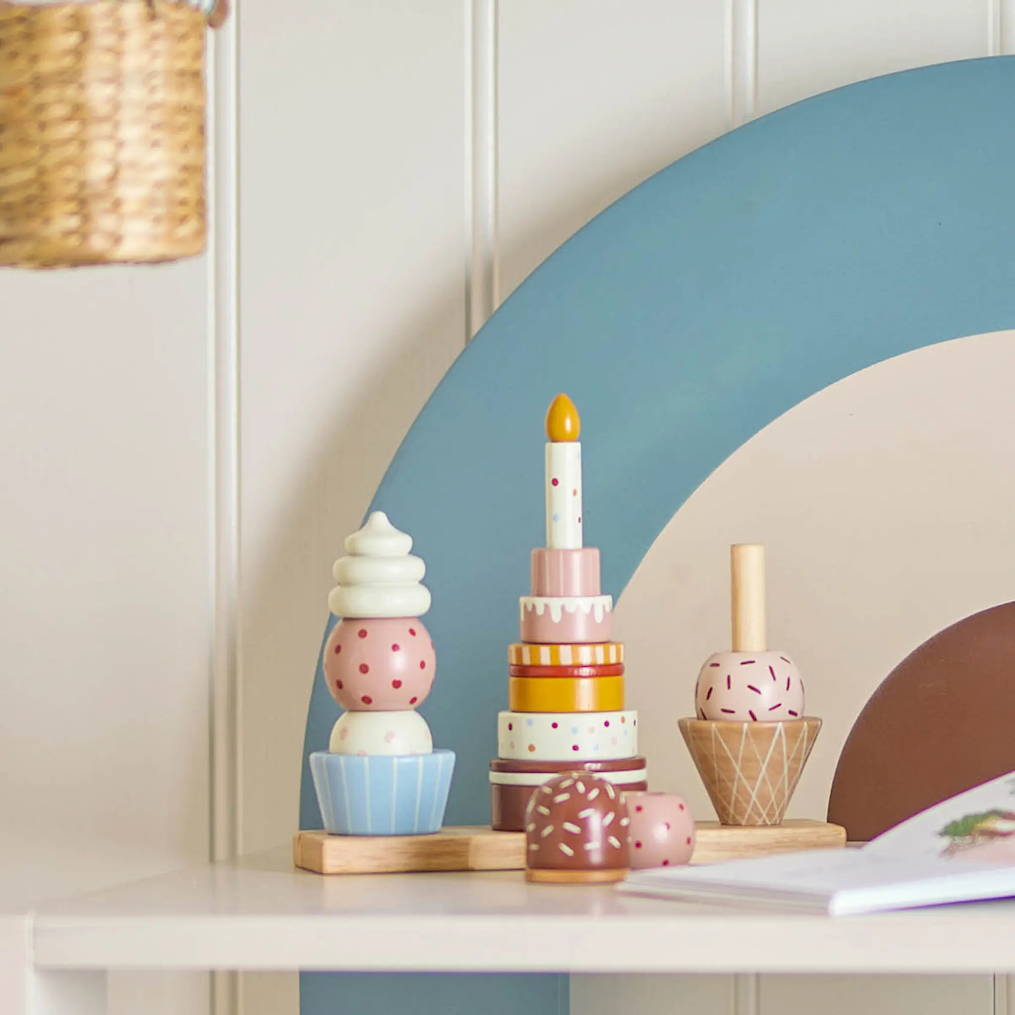 Bloomingville MINI Celebrate aktivitetsleke 23 cm 18 deler