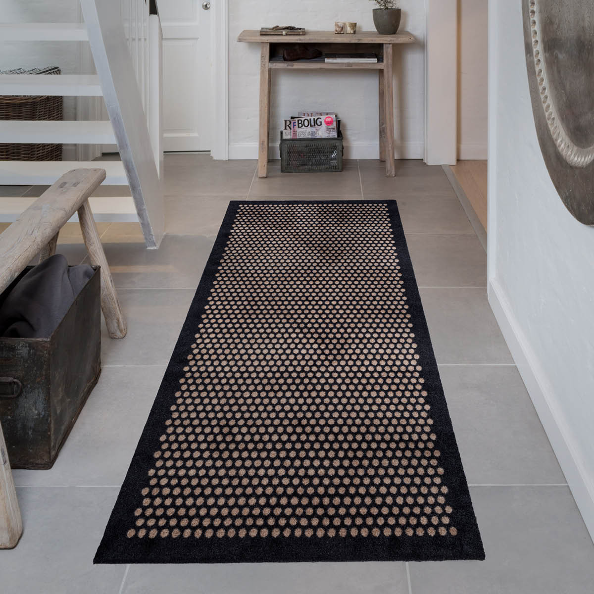Tica Copenhagen Dot gulvmatte 200x90 cm svart/sand