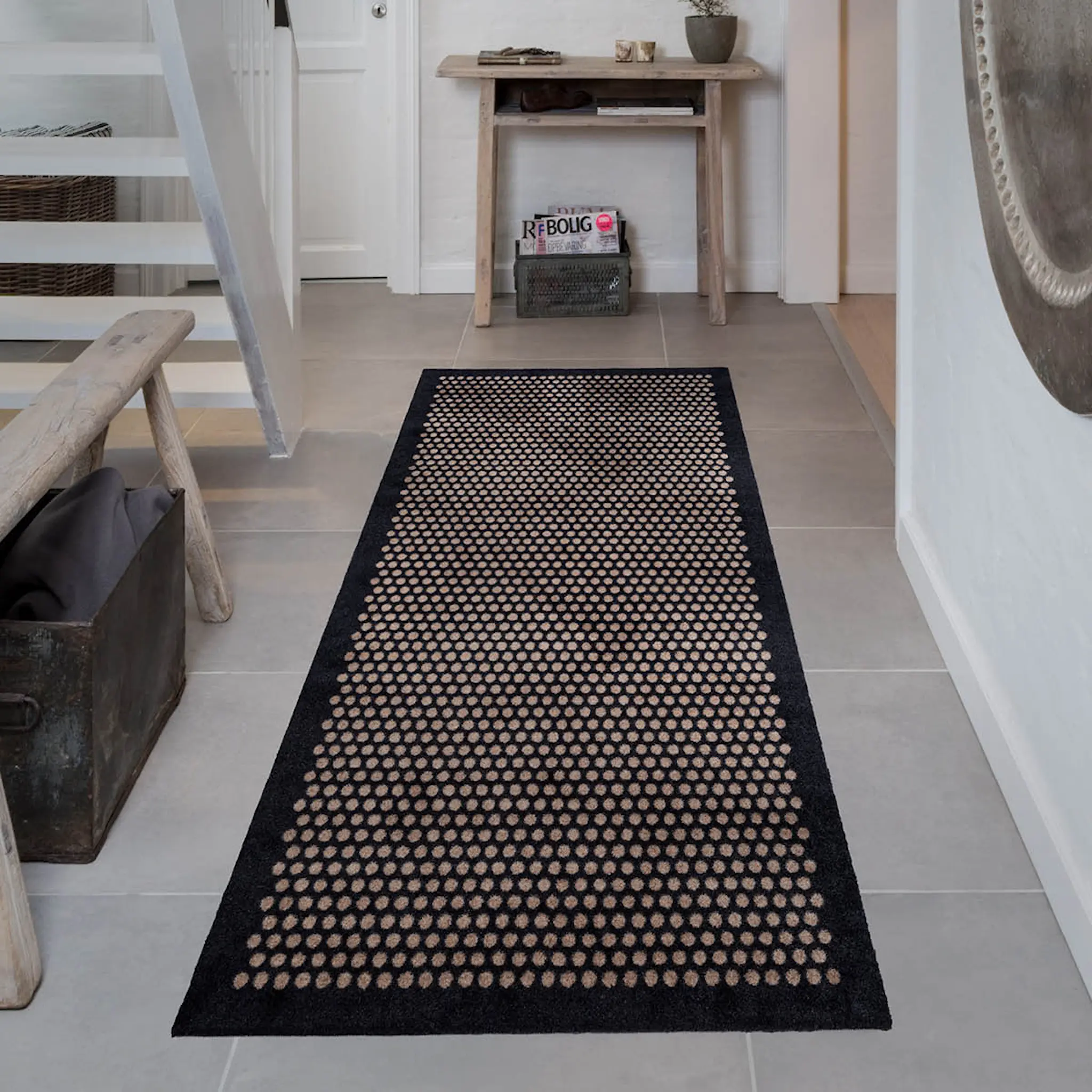 Tica Copenhagen Dot golvmatta 200x90 cm svart/sand
