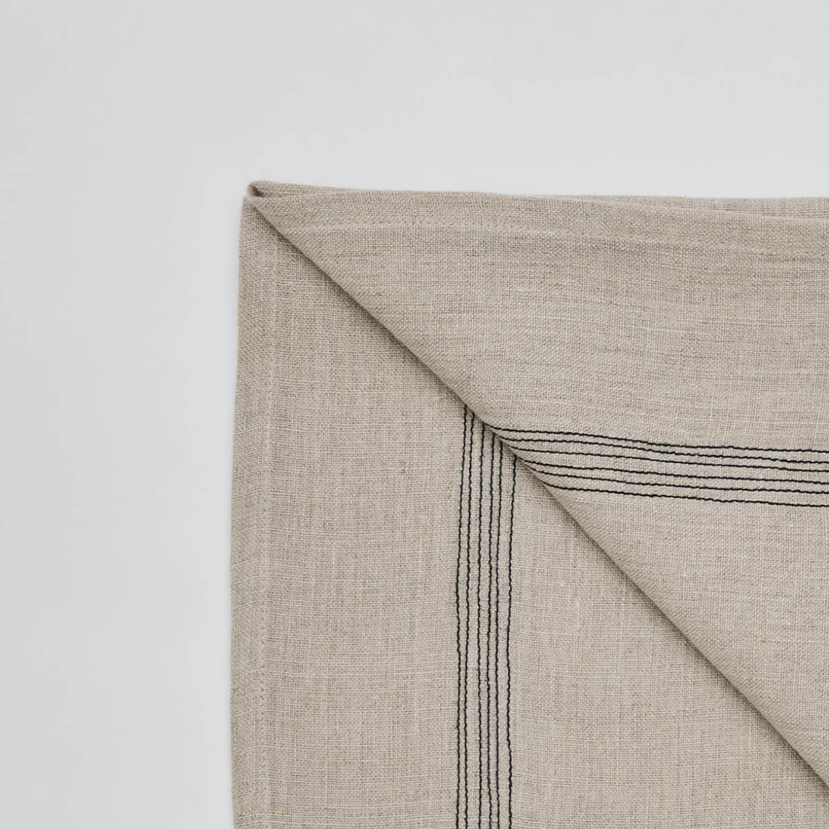 Tell Me More Livia tygservett 45x45 cm beige/svart