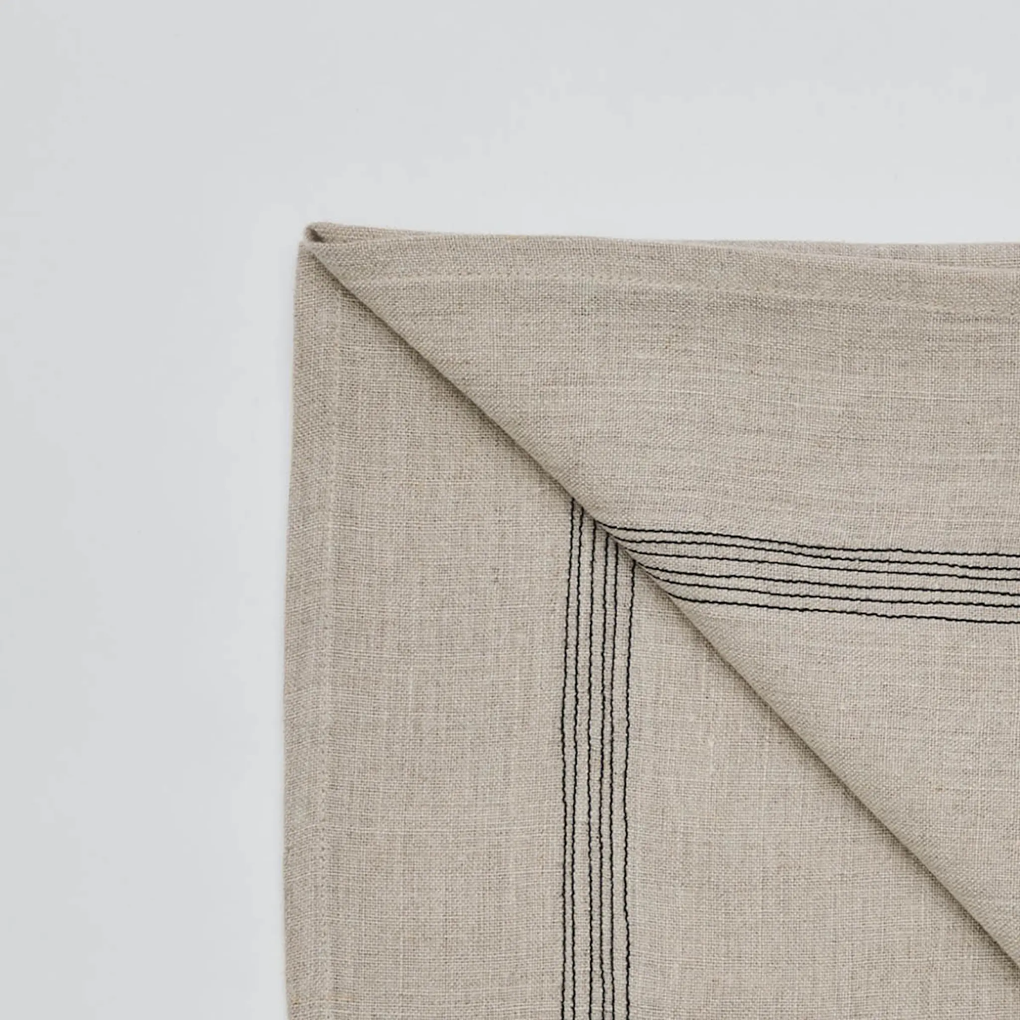 Tell Me More Livia tygservett 45x45 cm beige/svart