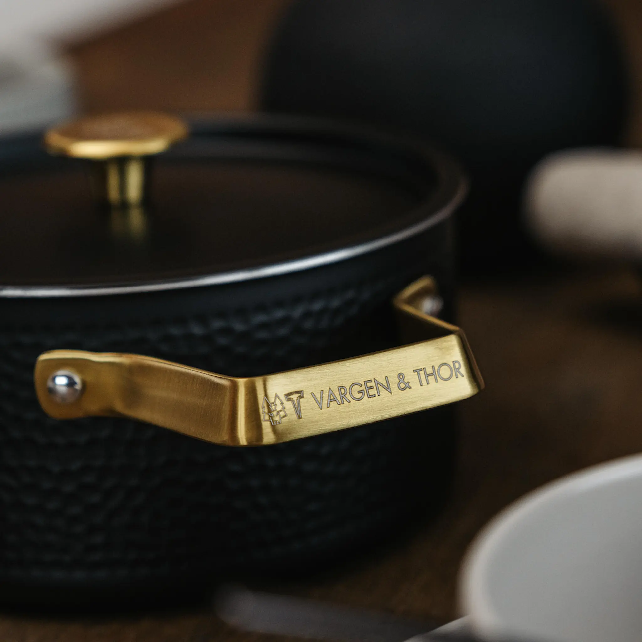 Vargen & Thor Arvet Mandus.2 Kattila 2,8 L Mattamusta