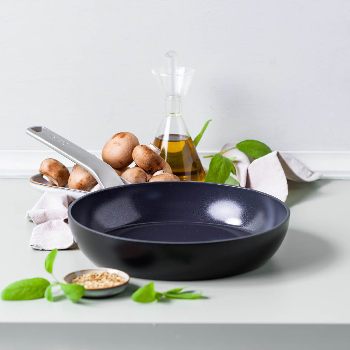 GreenPan Evolution keraaminen paistinpannu 28 cm musta