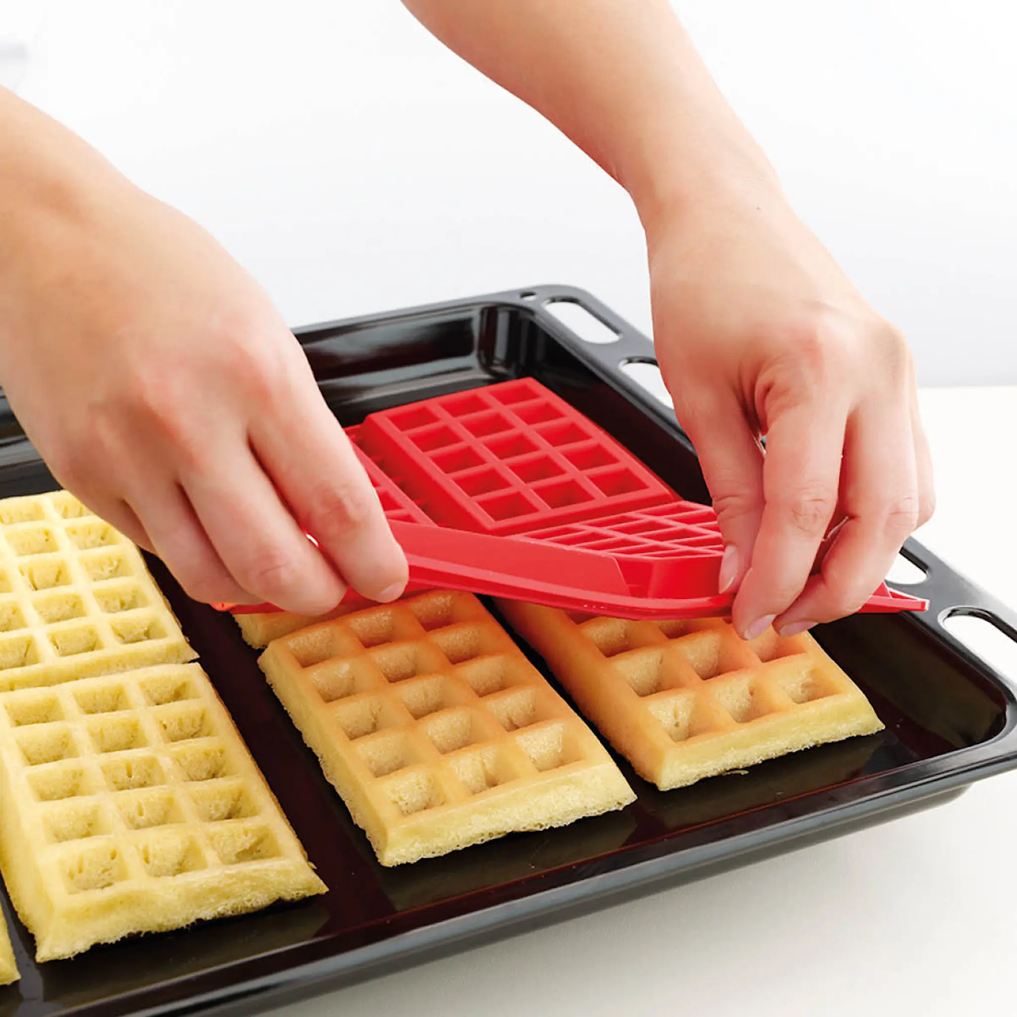 Lékué Silikonformar för 8 st fyrkantiga våfflor röd