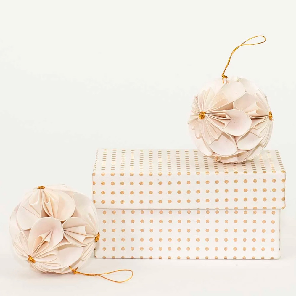 A World of Craft Juleanheng Flower ball 2 stk hvit