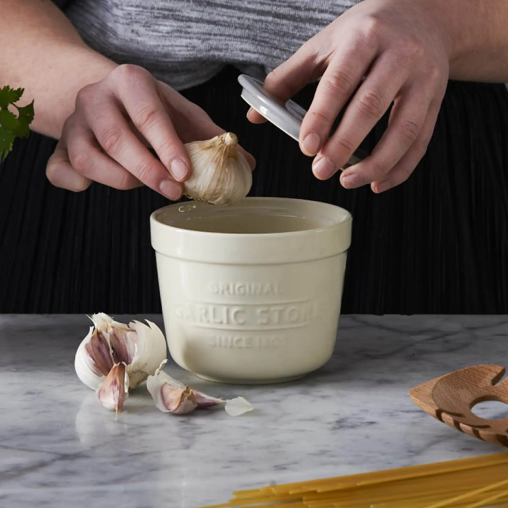 Mason Cash Innovative Kitchen vitlöksgömma med rivlock creme