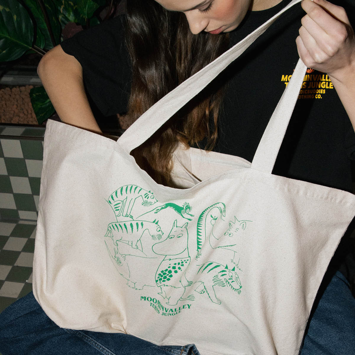 Nordicbuddies Mumin 80 år tygväska XL 65x41 cm beige