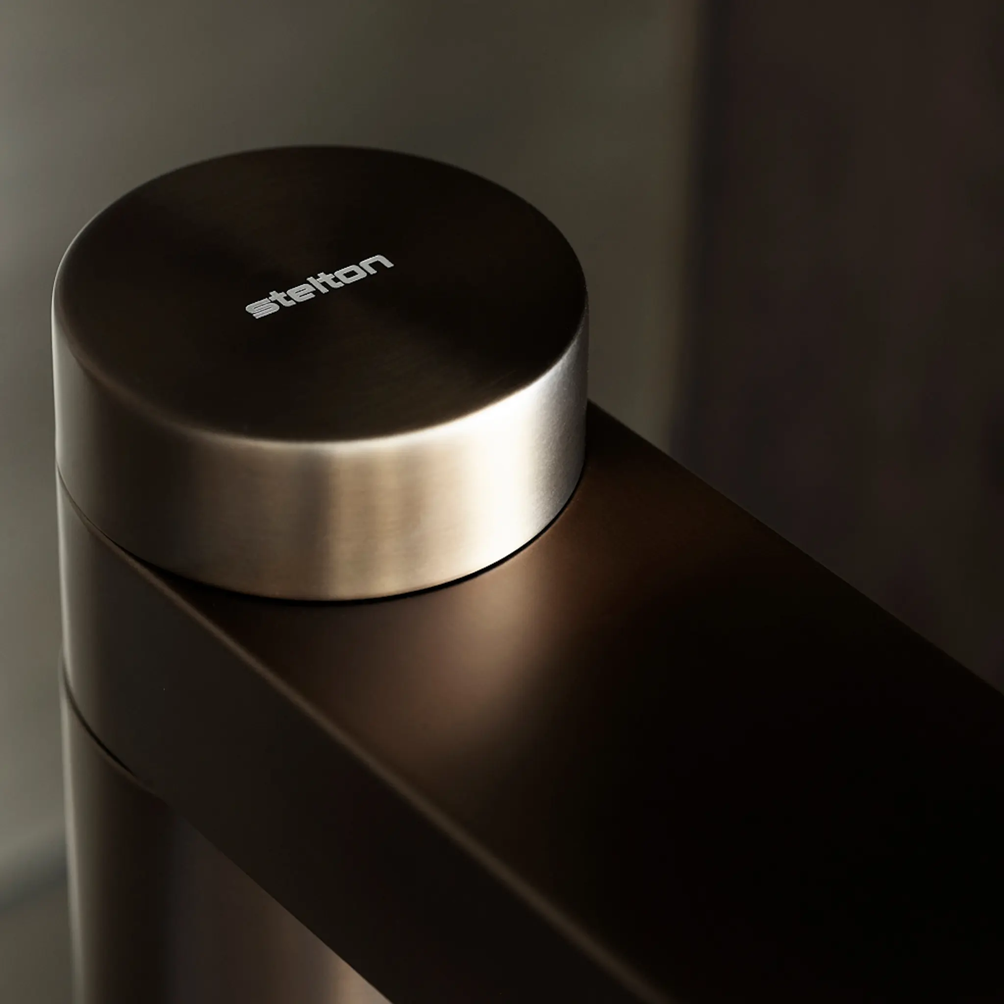 Stelton Brus Kolsyremaskin 42 cm Dark Brown Metallic