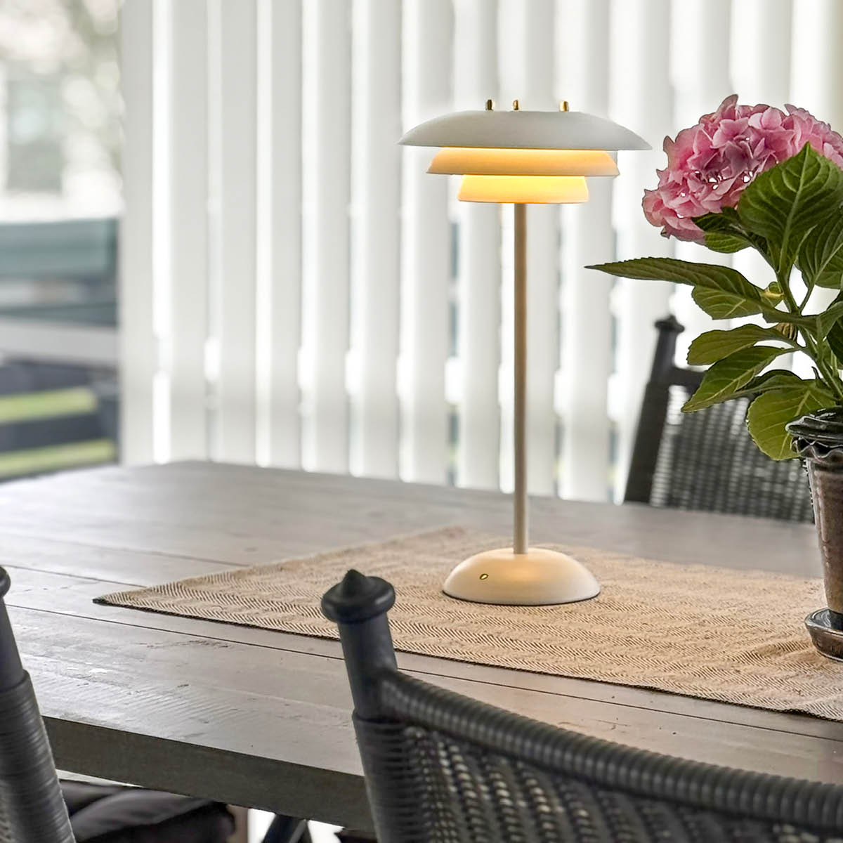 Aneta Lighting Epsilon Recharge pöytävalaisin kannettava 37 cm valkoinen