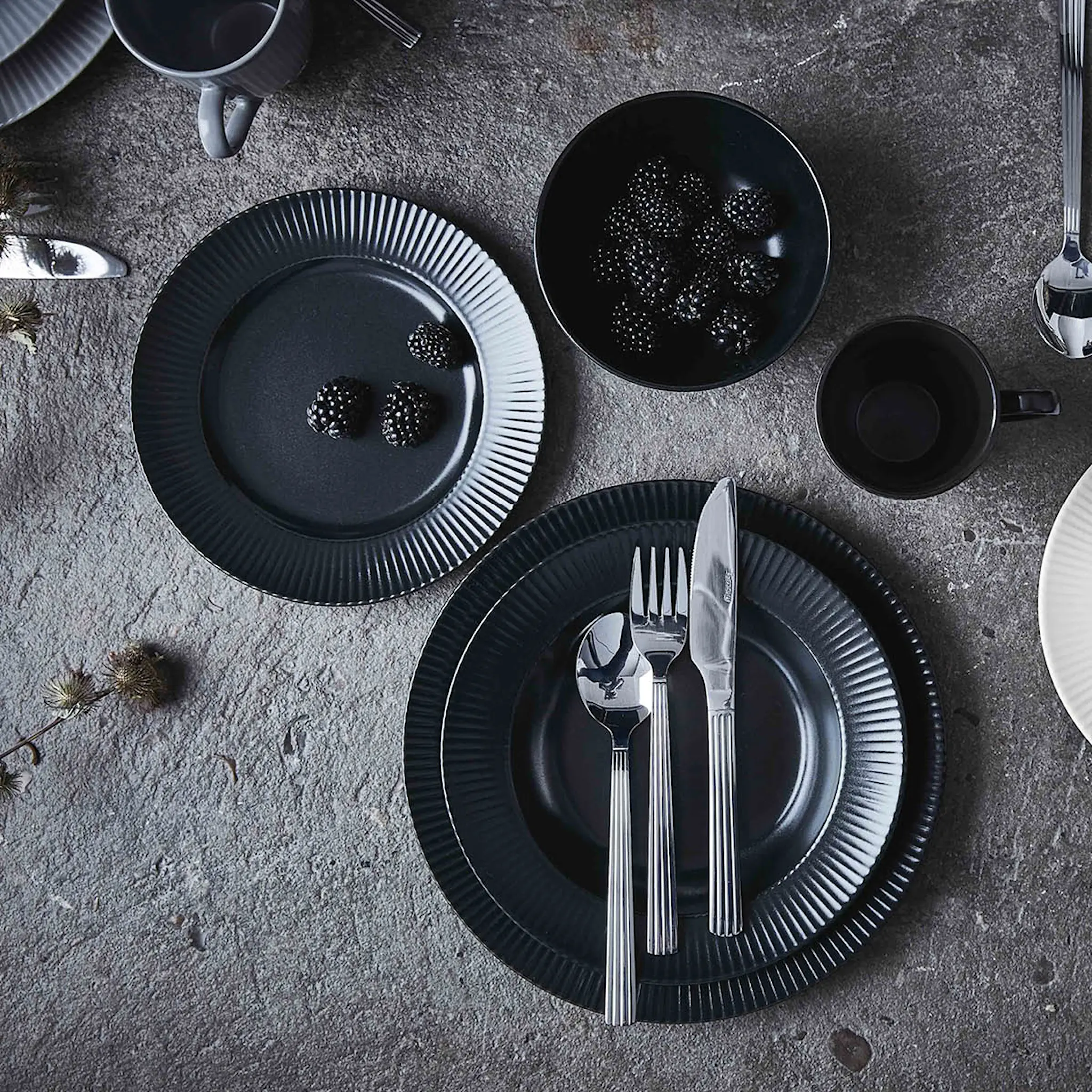 Aida Groovy Lautanen 27 cm Musta