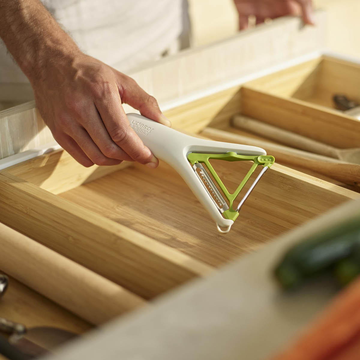 Joseph Joseph 2 i 1 skreller 16 cm hvit/grønn