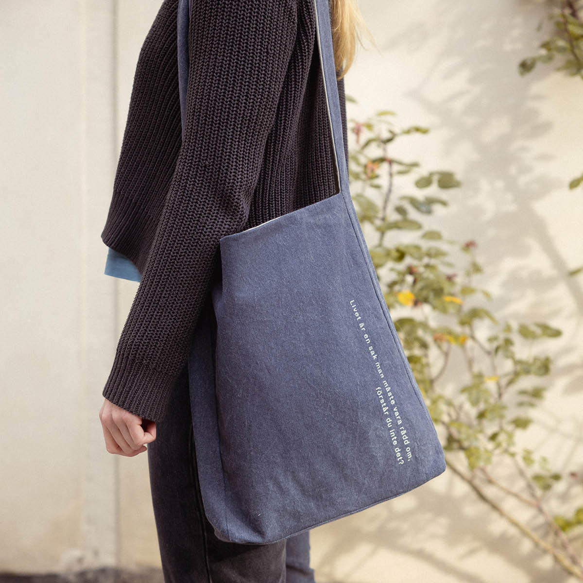 Design House Stockholm Astrid Lindgren tygkasse 40x31 cm Livet är en sak man måste... blå