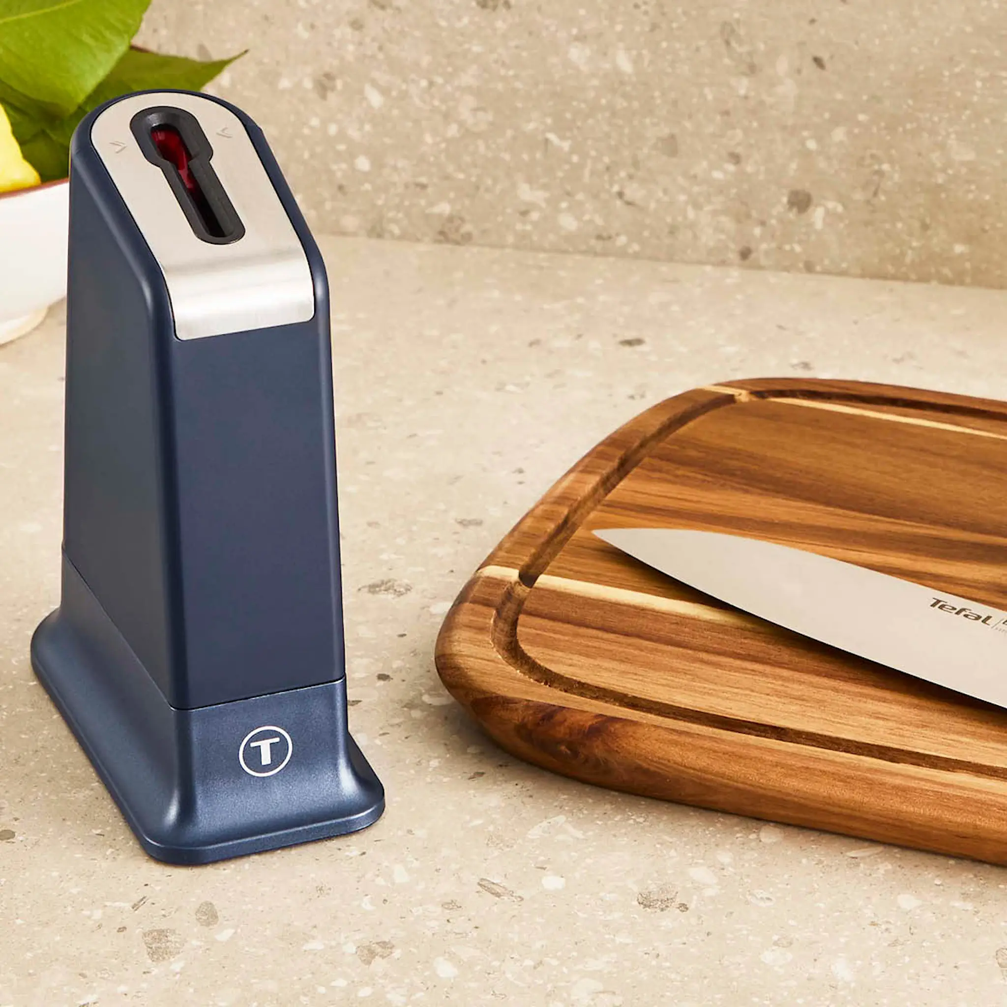 Tefal EverSharp Pro Kokkiveitsi 16,5 cm veitsitukilla Tummansininen