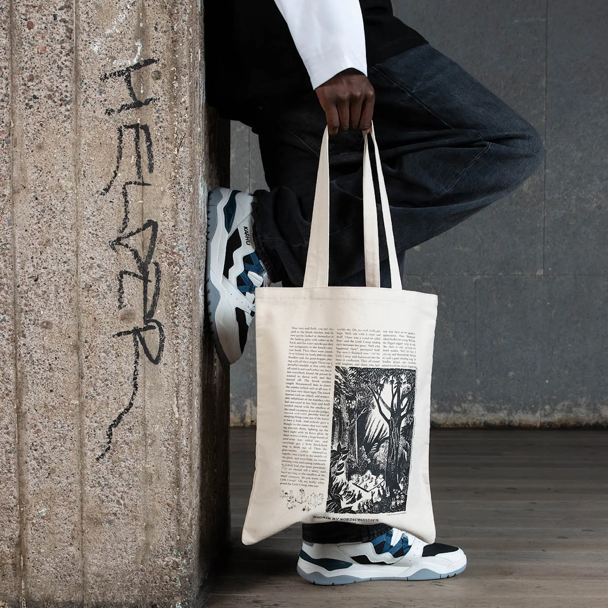 Nordicbuddies Mumin Novels tygpåse 38,5x42 cm Kometen naturvit