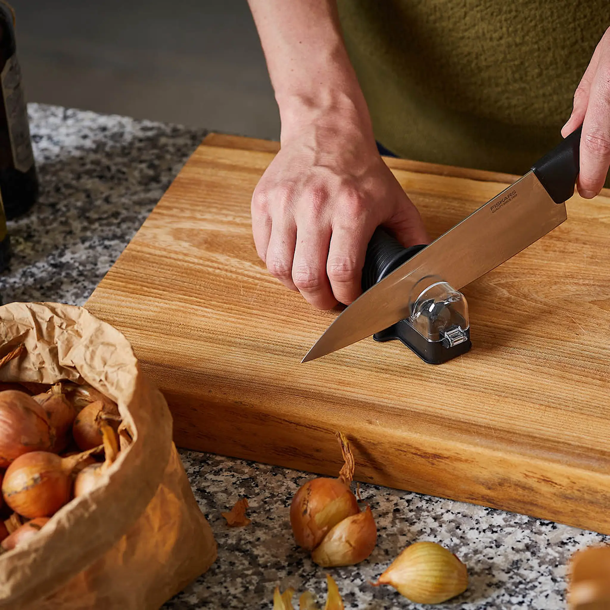 Fiskars Essential Roll-Sharp Veitsenteroitin Musta