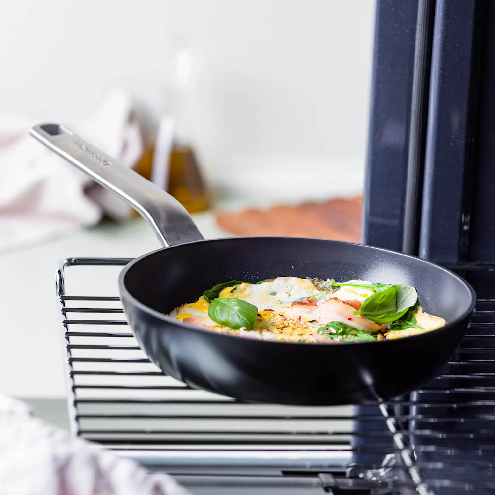 GreenPan Evolution keraaminen paistinpannu 24 cm musta