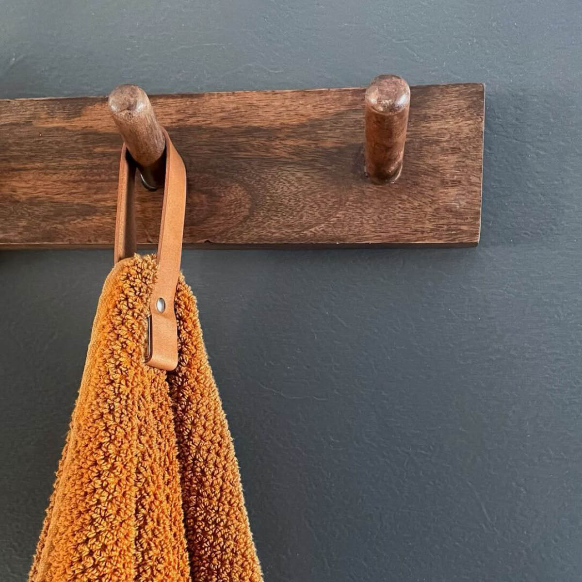 Nordan Home Magnetisk handdukshållare i läder 11x2 cm ljusbrun