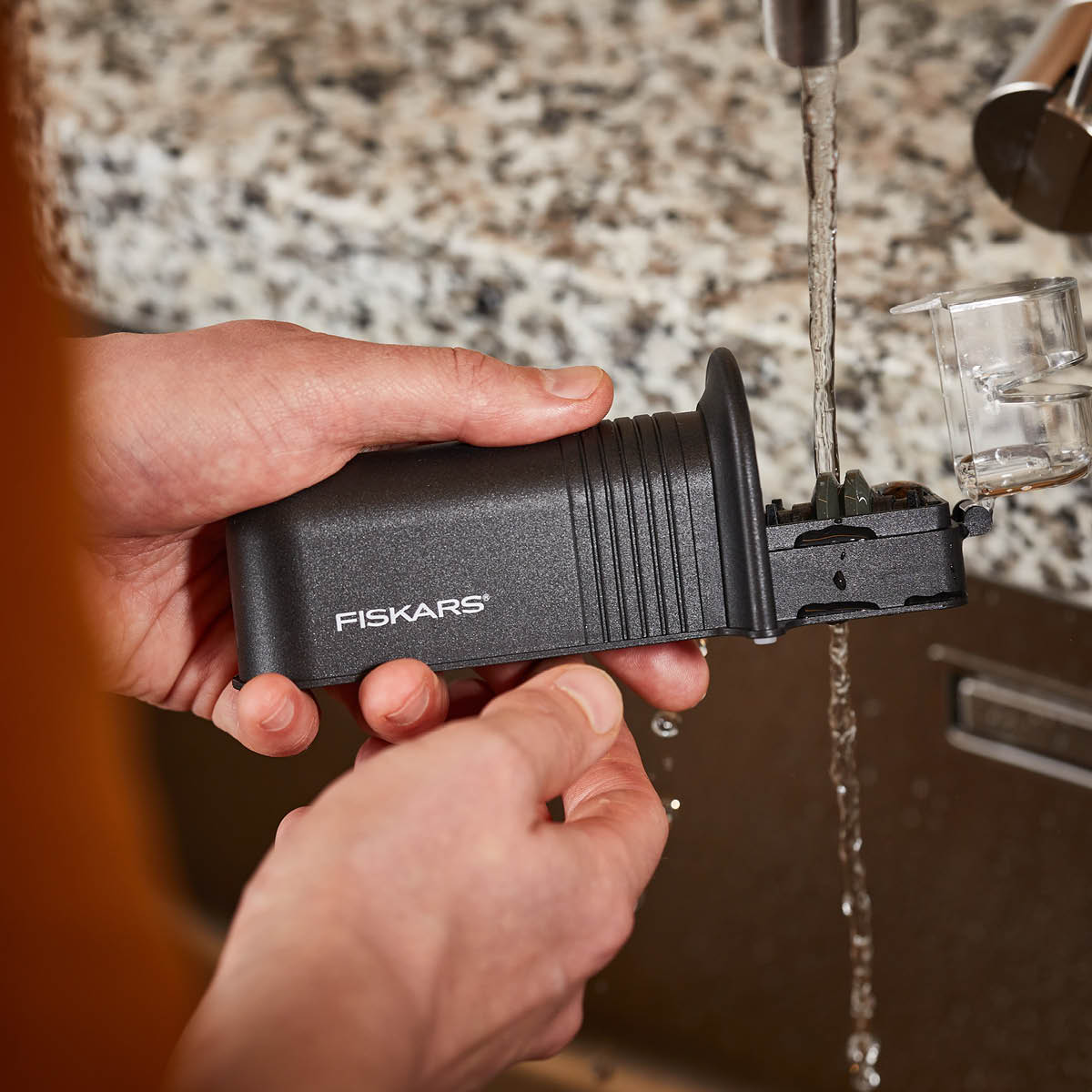 Fiskars Essential Roll-Sharp Veitsenteroitin Musta