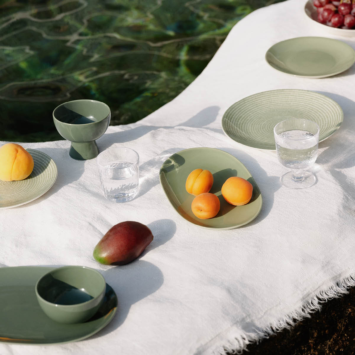 Arabia 24h oval tallerken 22x32 cm vintergrønn