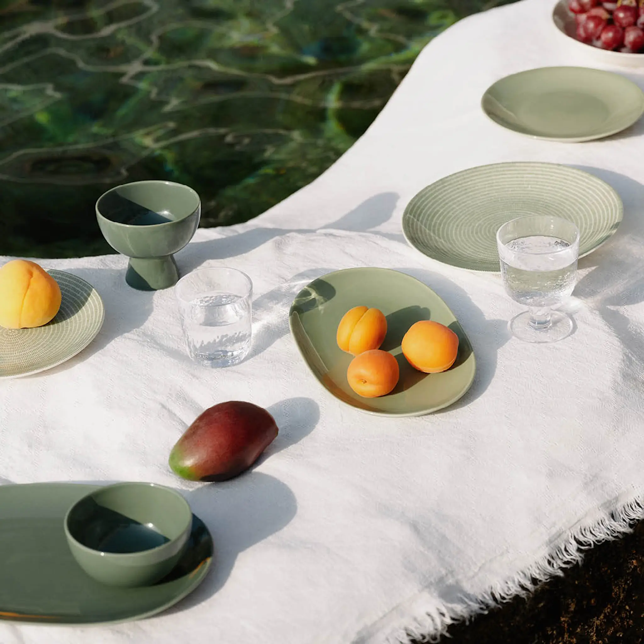 Arabia 24h oval tallerken 22x32 cm vintergrønn