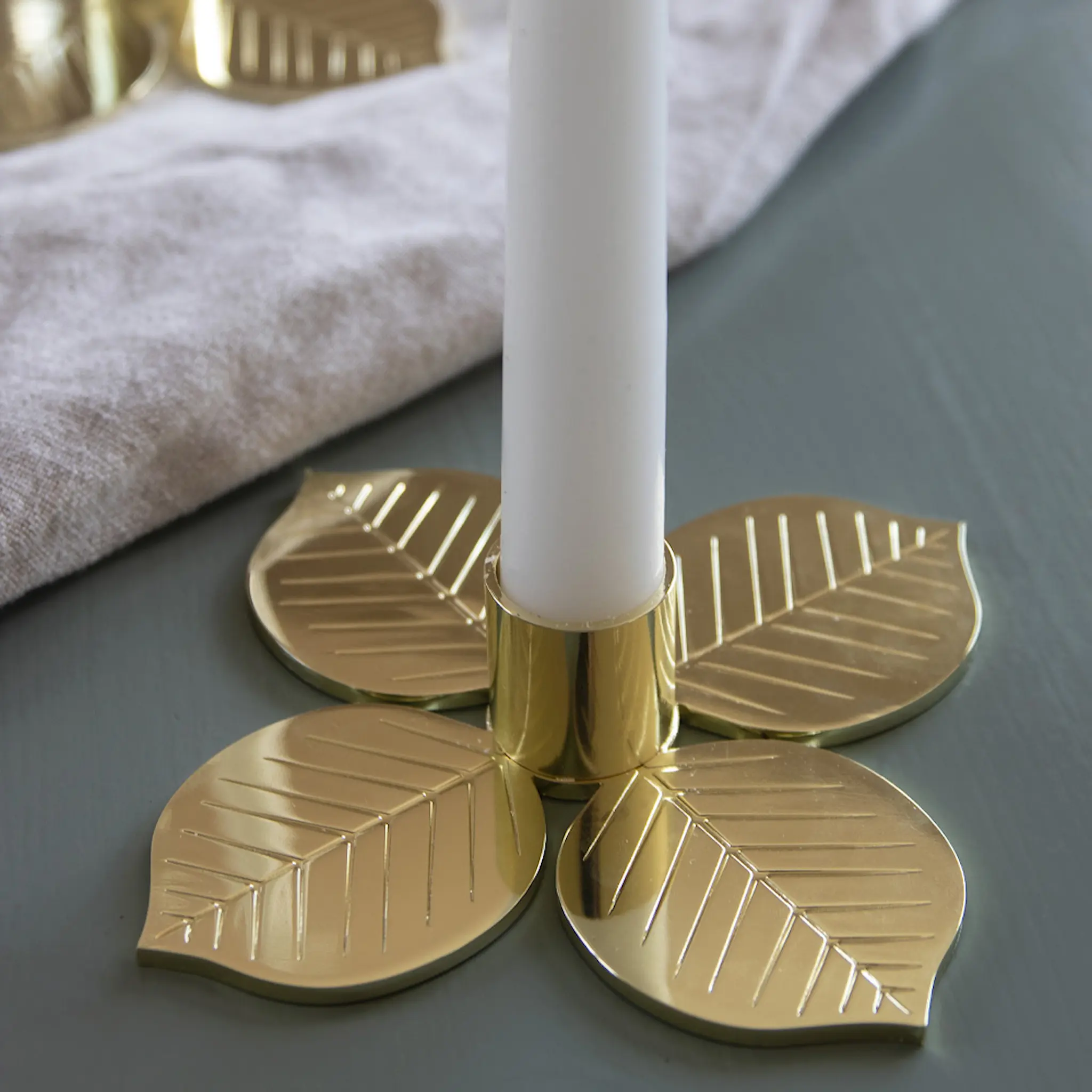 Pluto Lysestake bladmønster 10,5x10,5x3 cm gullmetall