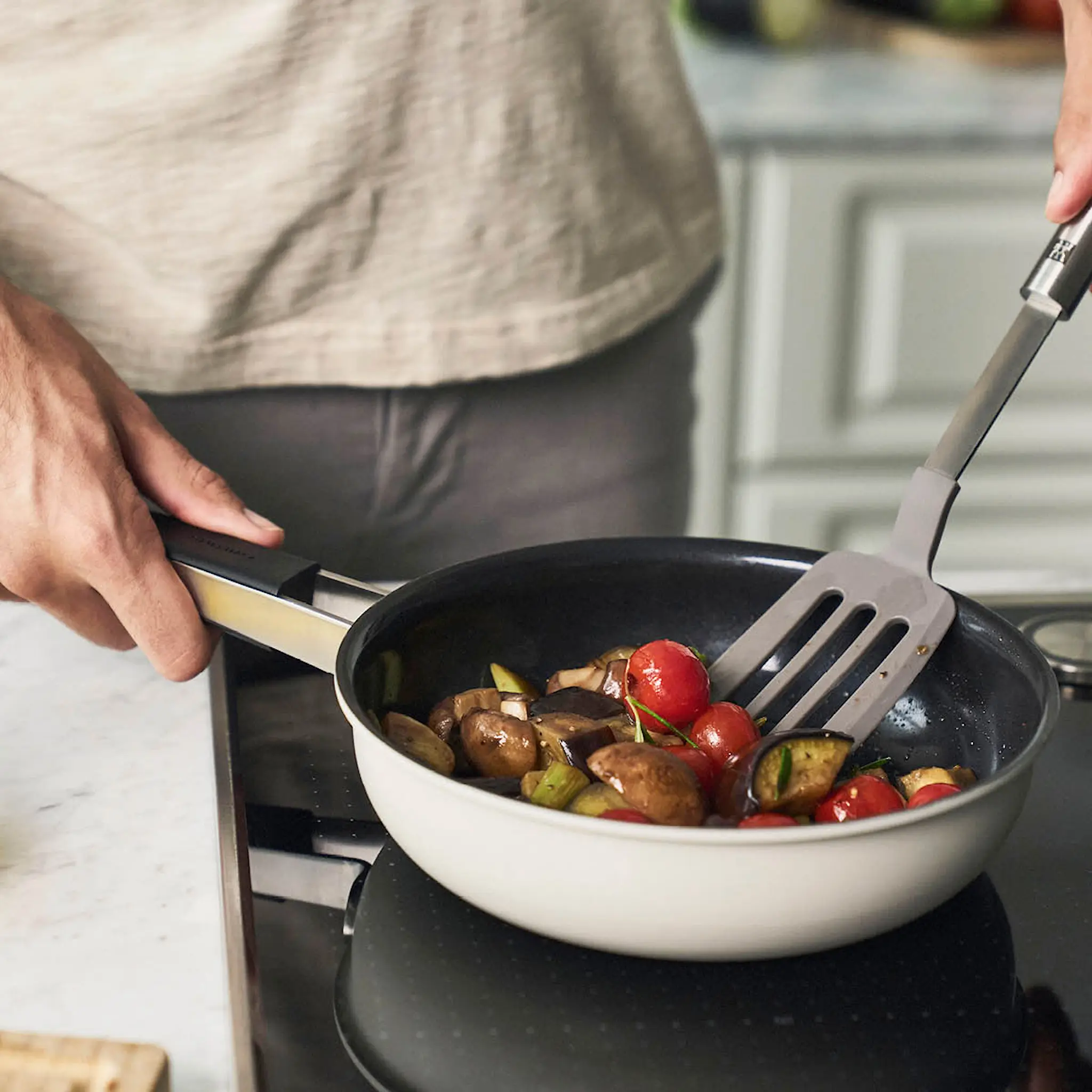 Zwilling Pure stekpanna 24 cm keramisk beläggning elfenbensvit