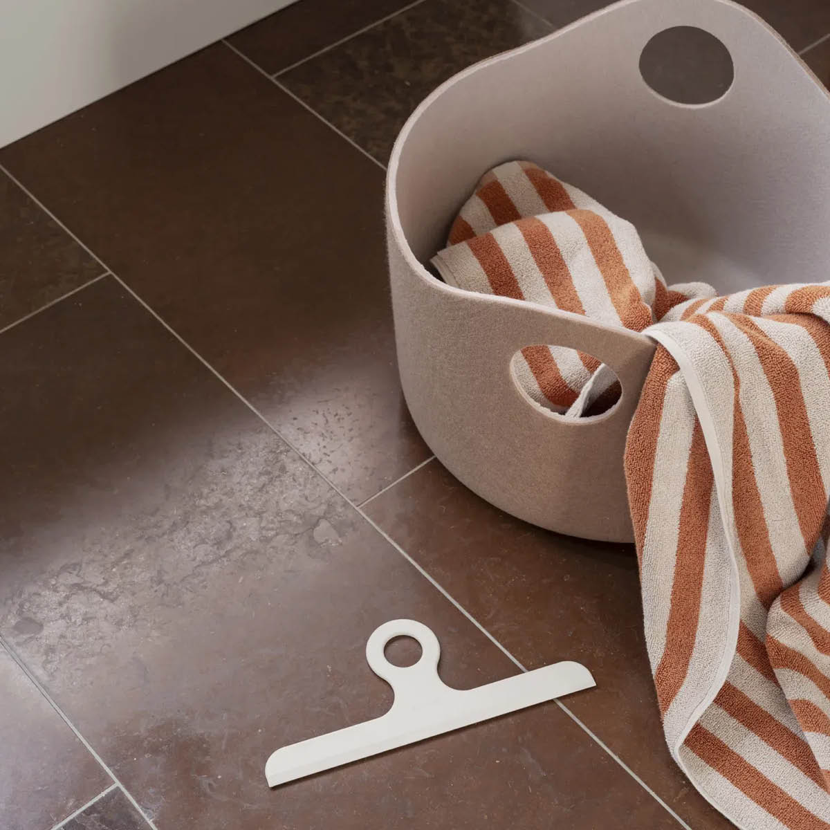 Blomus Arto badhandduk 140x70 cm beige/orange bredrandig