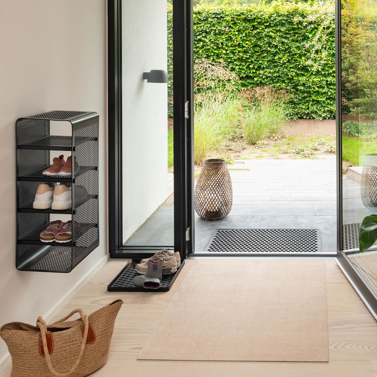 Tica Copenhagen Dot skobricka stor 88x38x3 cm svart