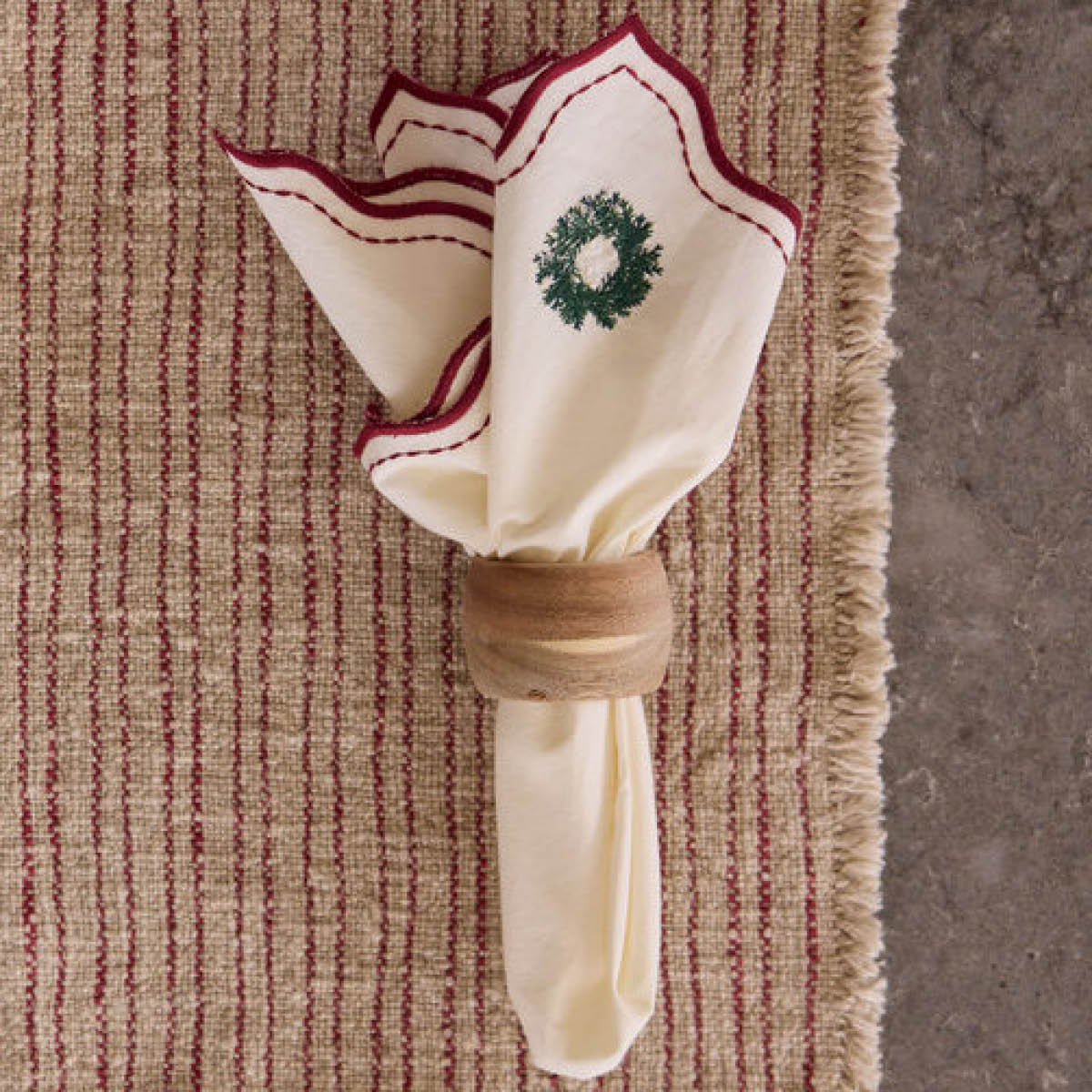 Holmen Elina servett 45x45 cm vit med broderi