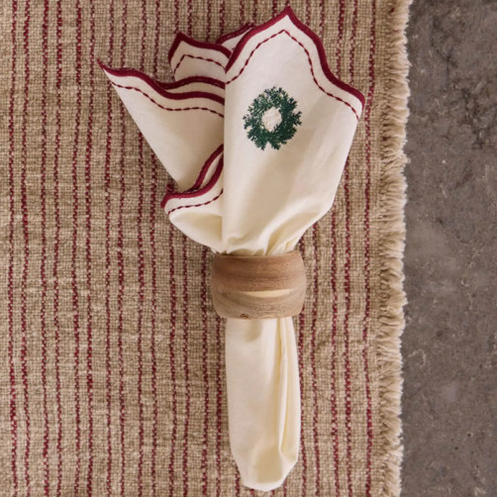 Holmen Elina servett 45x45 cm vit med broderi