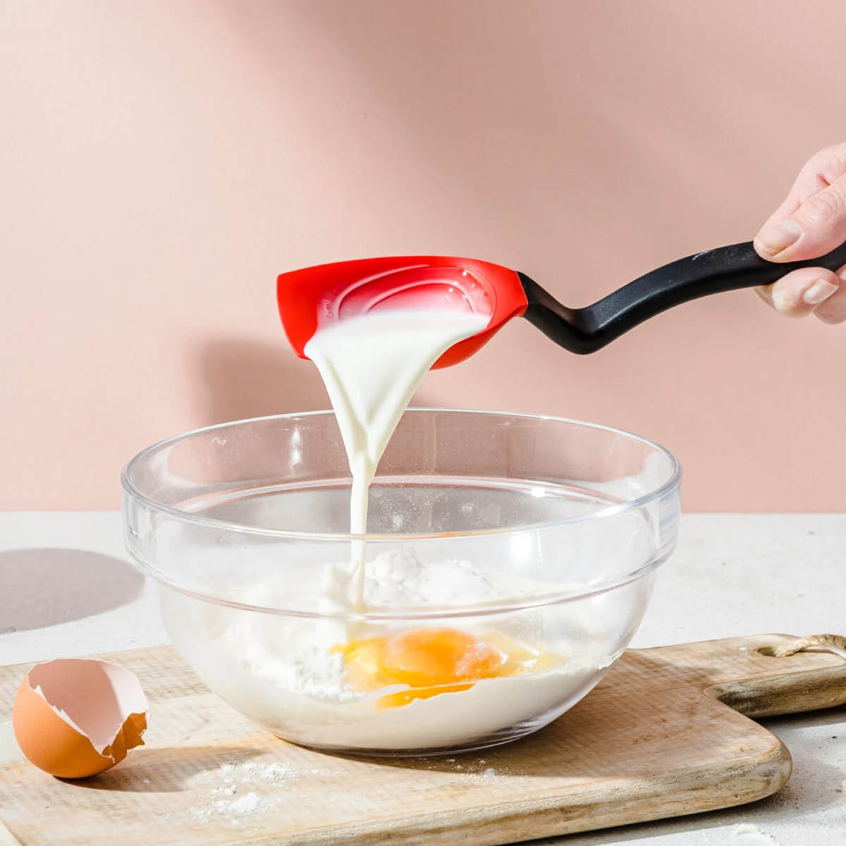 Dreamfarm Silikonsked med vinklat skaft 28 cm röd