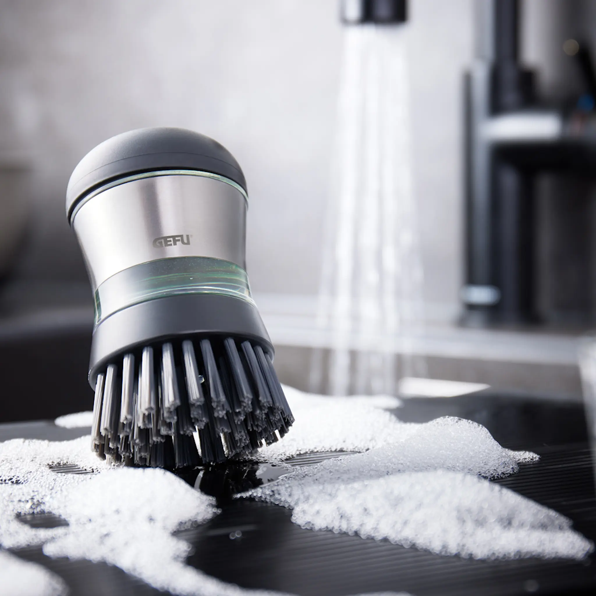 Gefu Swift diskborste med diskmedelsdispenser 50 ml svart