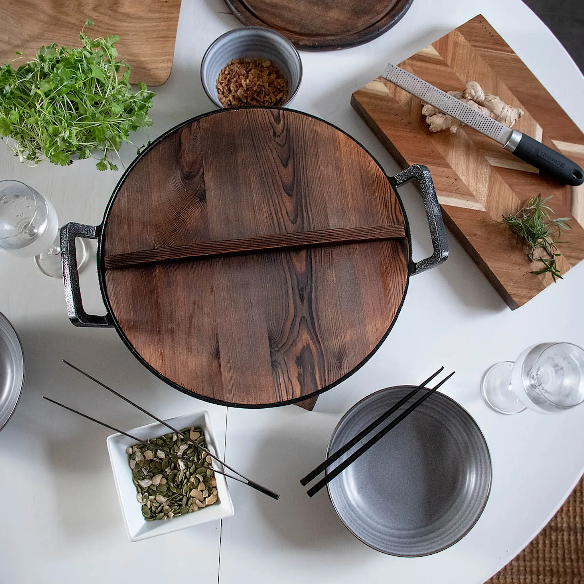 Satake Nabe Wok Gjutjärn med glaslock 36 cm Svart