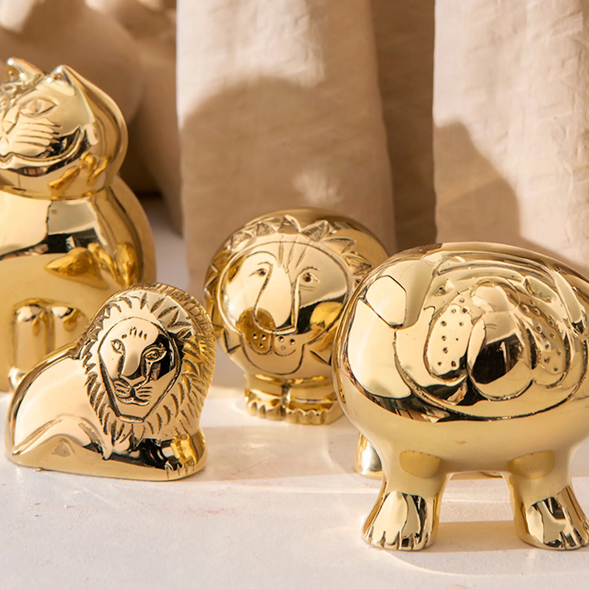 Skultuna Skultuna x Lisa Larson sittende løve 5,3 cm gull hover