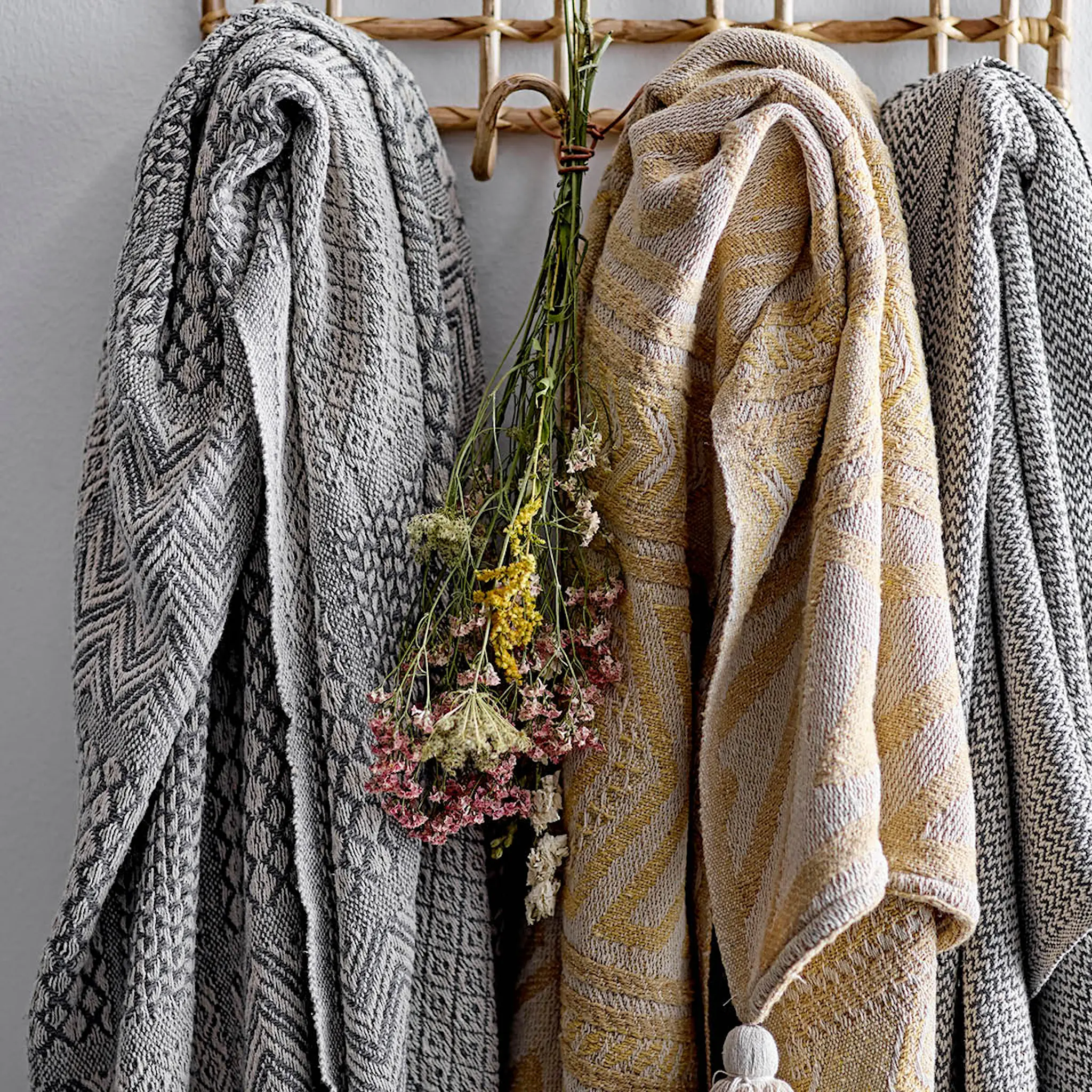 Bloomingville Sefanit pläd 160x130 cm grå/naturvit