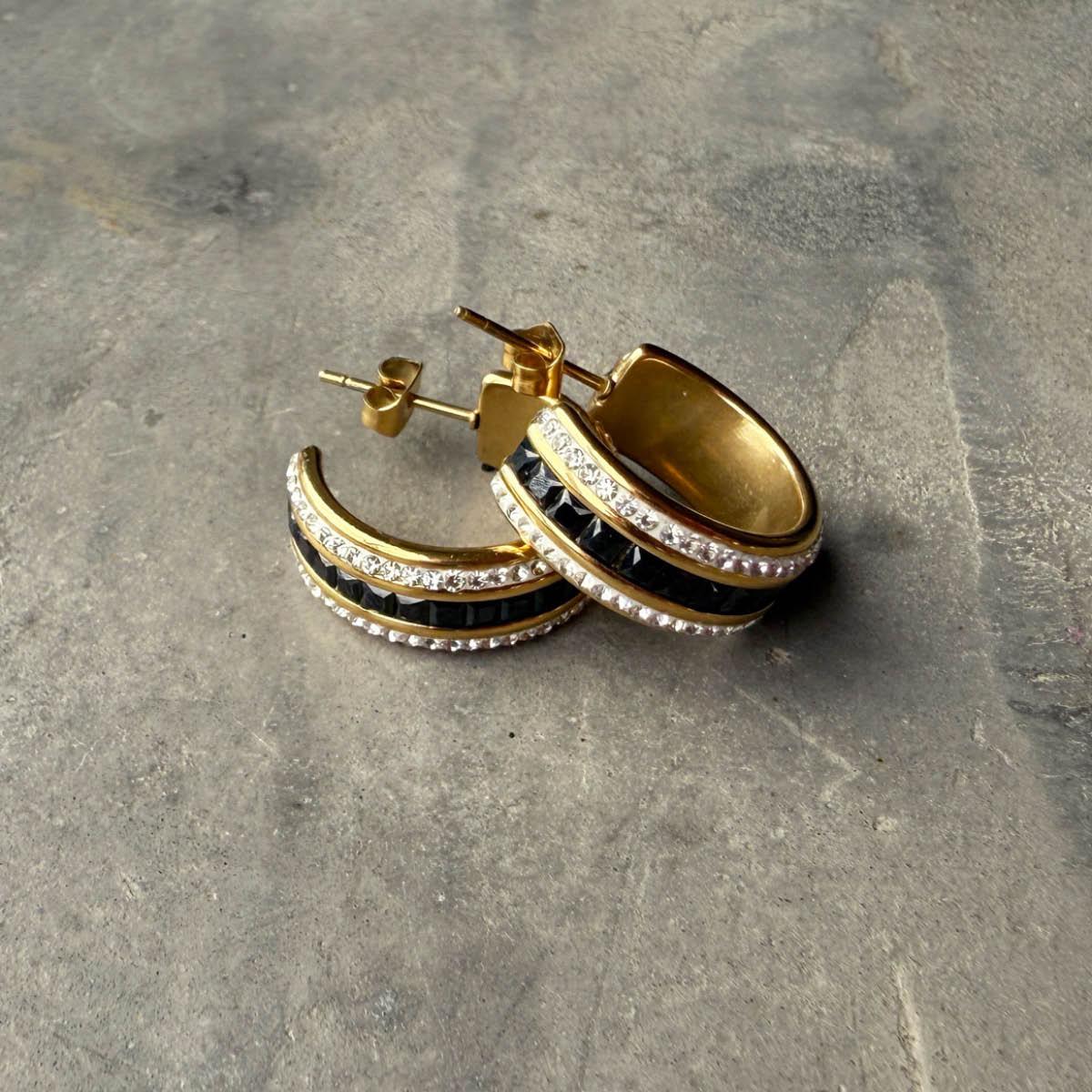 A&C Oslo AS Steel - Crystal Sparkle örhängen svarta kristallstenar guld