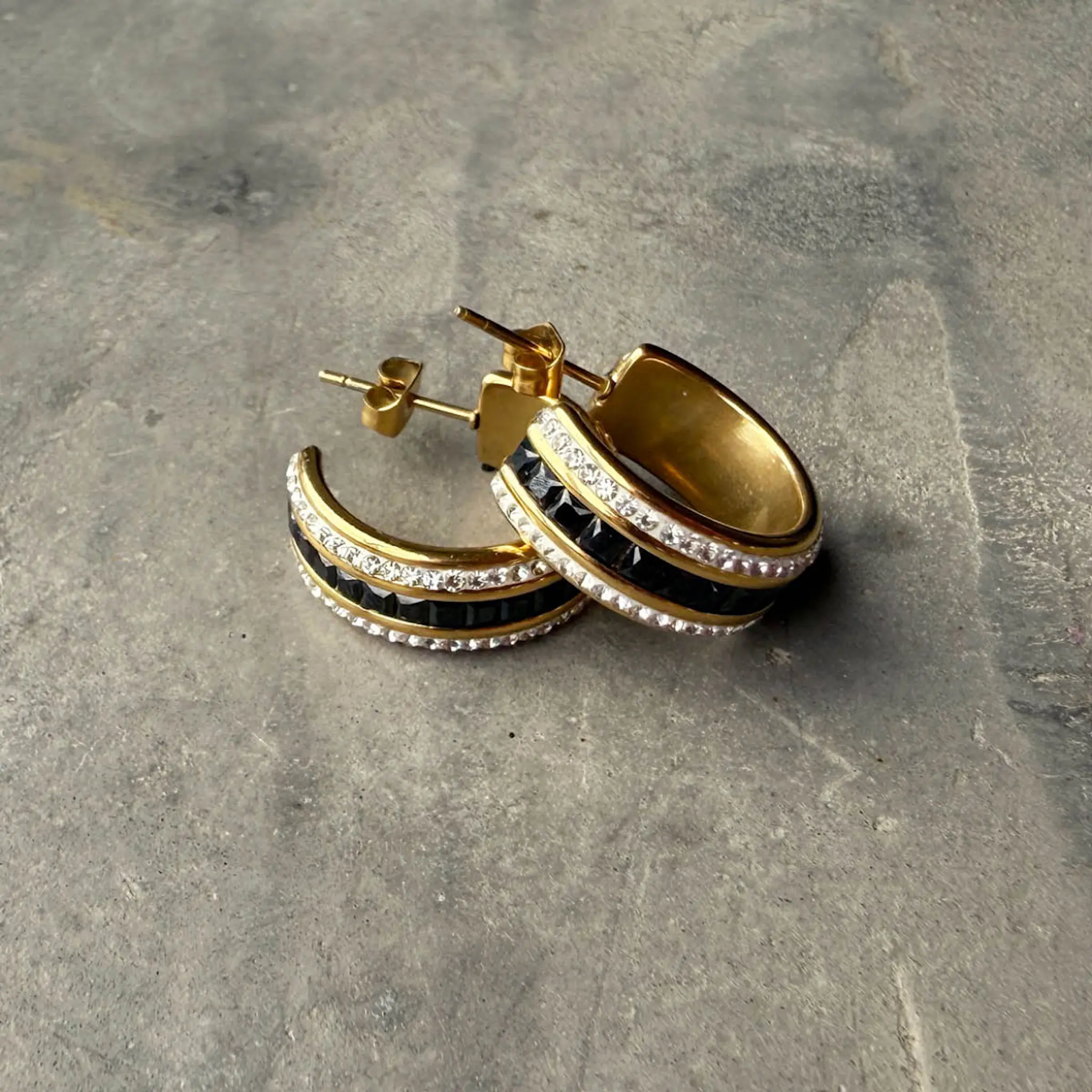 A&C Oslo AS Steel - Crystal Sparkle örhängen svarta kristallstenar guld